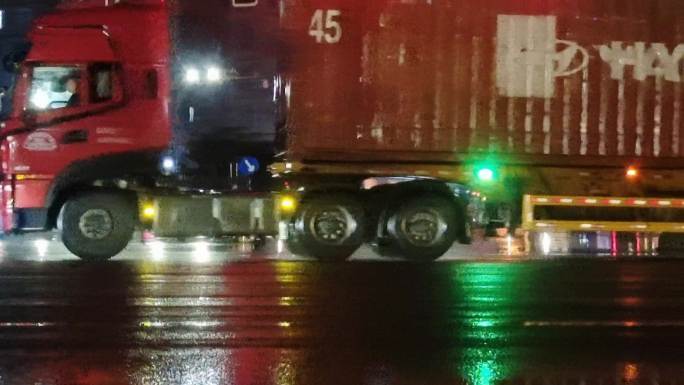 雨夜大货车灯光车流牵引车卡车行驶极端天气