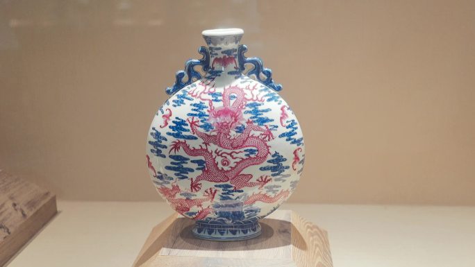 瓷器龙纹花瓶