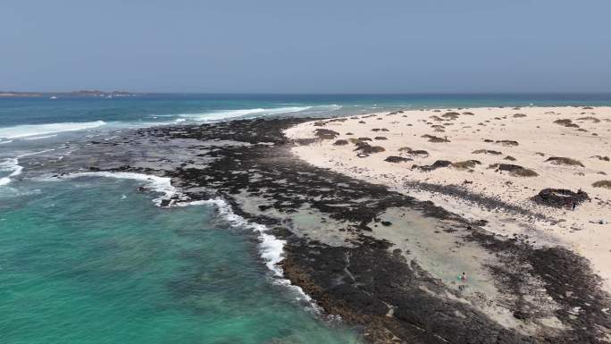 FPV航拍海浪冲击海滩沙滩富埃特文图拉岛