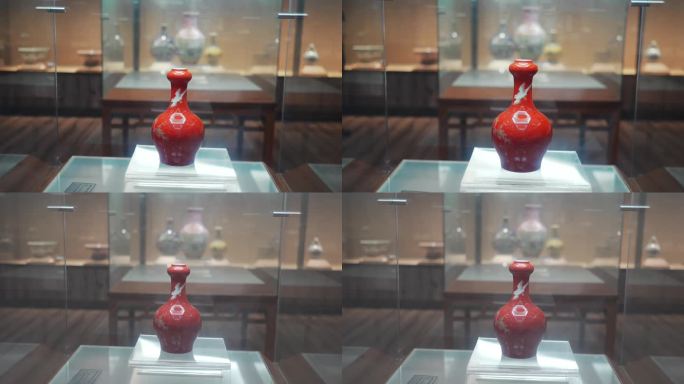 红色瓷瓶装饰博物馆