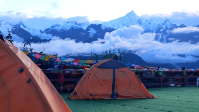 雪山前的露营帐篷4k