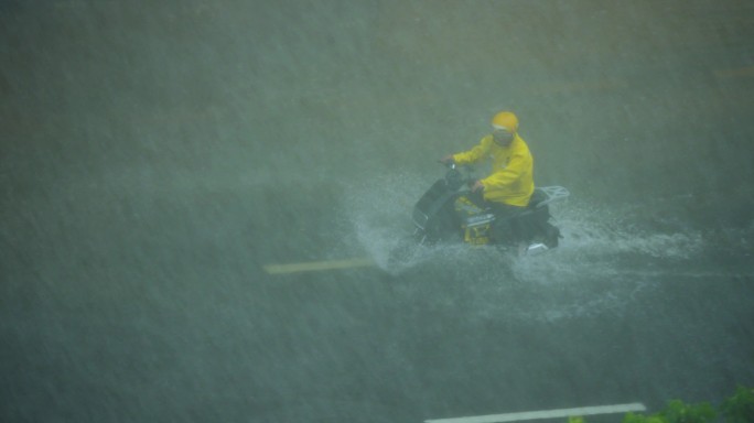 暴雨中骑行的外卖员