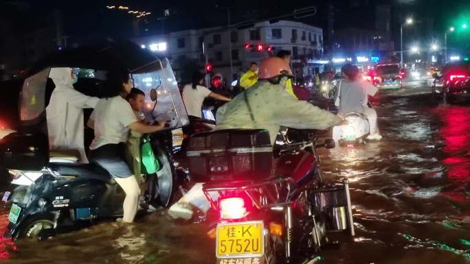 特大暴雨天积水内涝淹没城市实拍台风水浸街