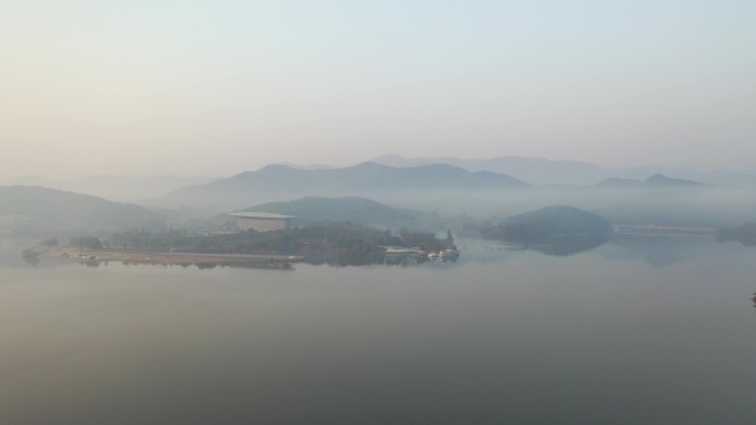 意境水墨湖面