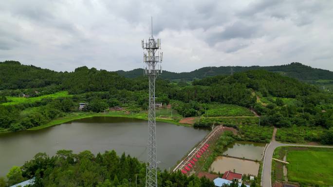 信号塔环绕 农村5G信号塔