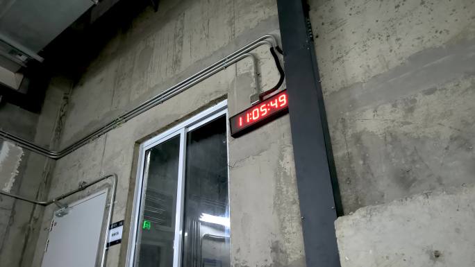 成都19号线地铁站内设备间的各种设备