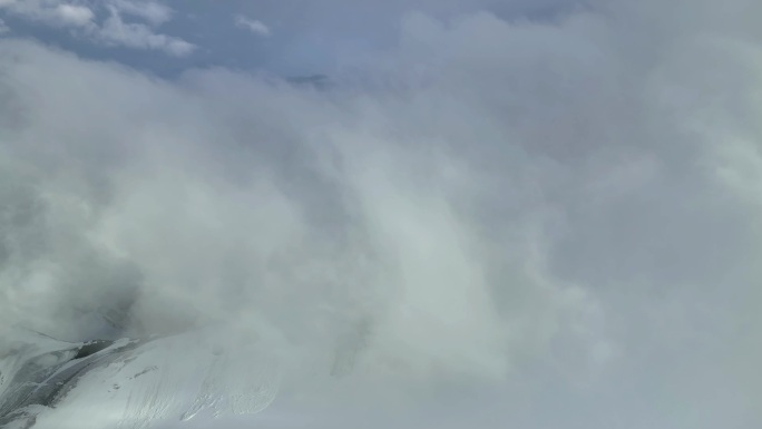 穿越云层拍沙鲁里山脉加拉本森雪山冰川风光