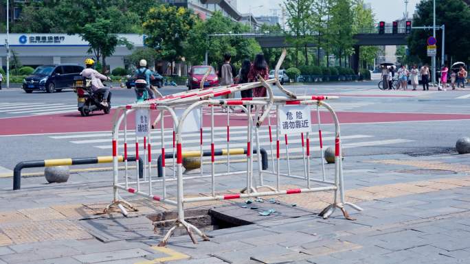 人行道下水道井盖损坏围栏警示