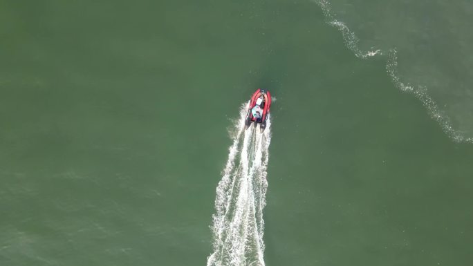 游艇 皮划艇 游艇掠过海面