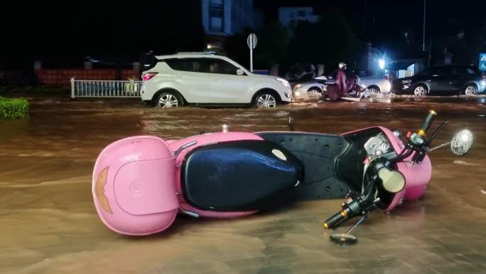 城市淹没汽车市区内涝洪水泛滥灾害街道积水