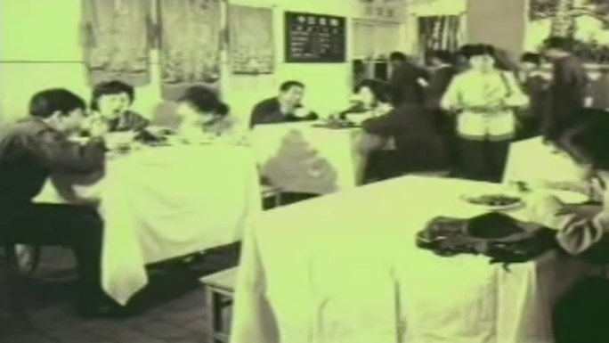70年代北京食堂职工吃饭影像