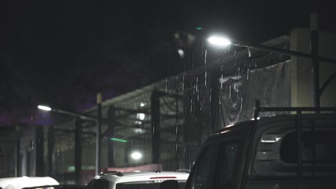孤独的雨夜-小巷子路灯下的雨滴