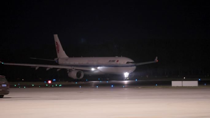4K50P 近距离夜晚飞机降落国际航空