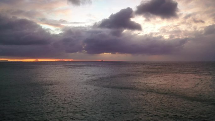 大海的早晨  布满乌云的大海