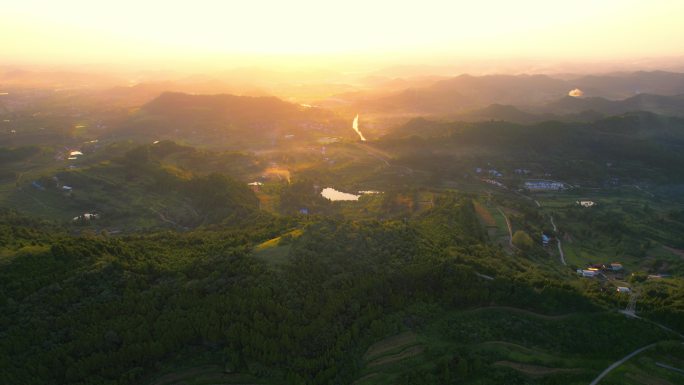 农村清晨阳光洒满大地