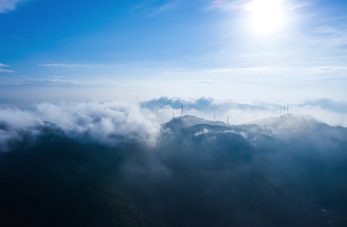 航拍超震撼丁达尔效应山谷云海