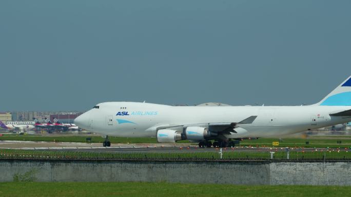 747货机滑行起飞