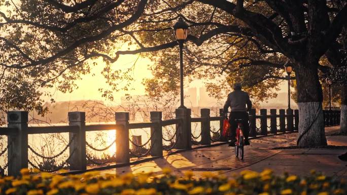 黄昏城市 夕阳湖边骑车