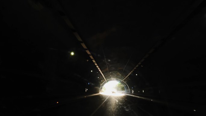 公路  隧道 汽车驶出隧道