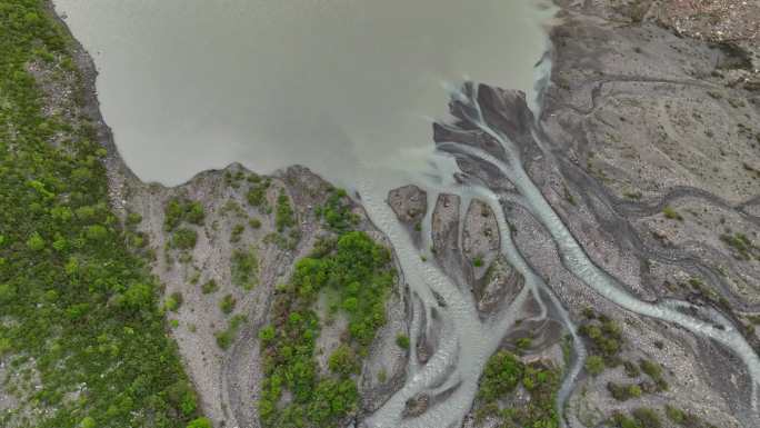 航拍沙鲁里山脉加拉本森峰登山者的大本营