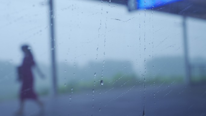 高铁窗户上的雨滴