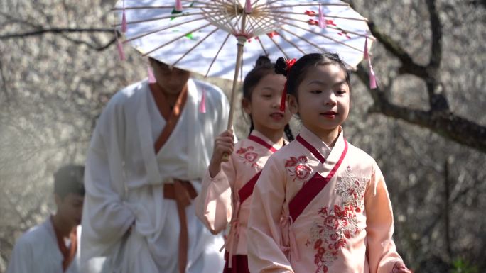 赏花 梅花 腊梅 青年男女 飘雪般