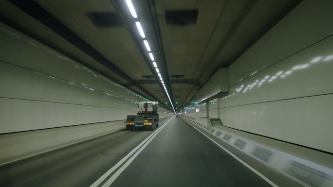 隧道开车第一视角