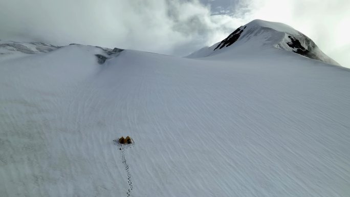 航拍沙鲁里山脉加拉本森峰登山者的冰川营地