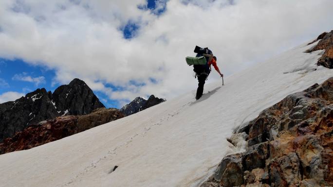 攀登沙鲁里山脉加拉本森峰的登山者接近冰川