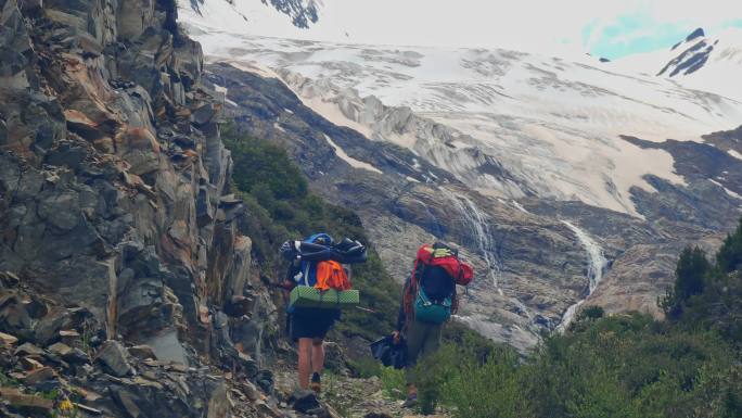 攀登沙鲁里山脉加拉本森峰的登山者徒步进山