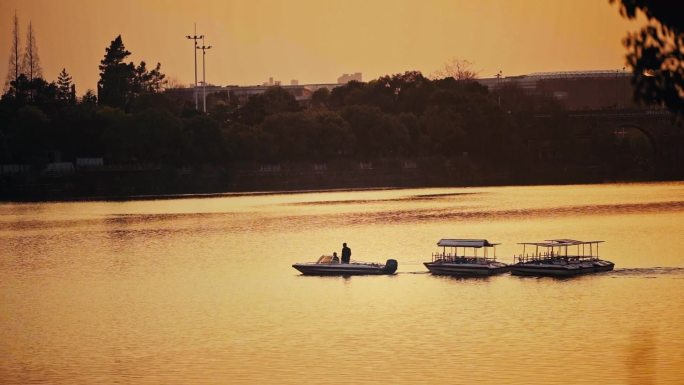 金色湖面波光粼粼黄昏渔船实拍