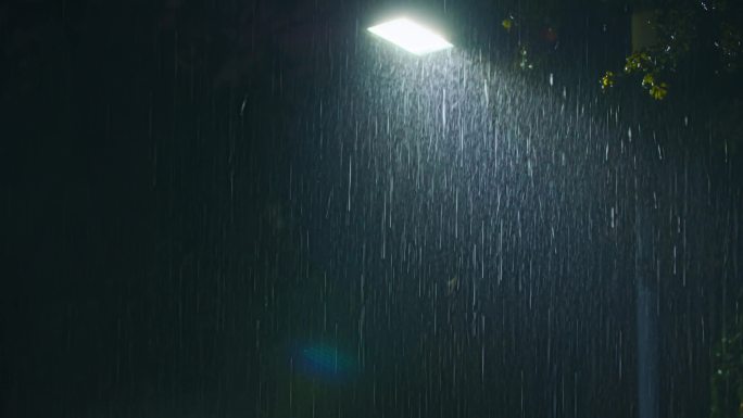 路灯下雨-大雨的夜晚-下雨的夜晚