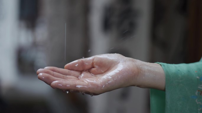 古装汉服美女古风雨滴在手心升格慢镜头