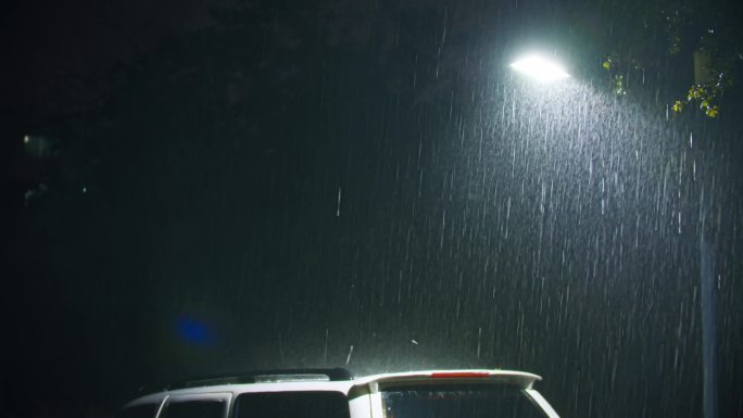 路灯下雨-暴雨夜晚-下雨的夜晚