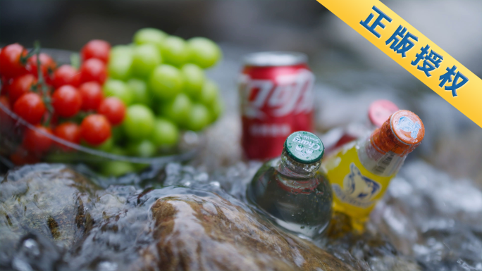 夏日溪水里的水果和饮料 夏天立夏空境露营