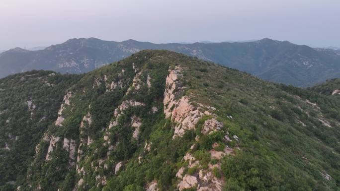 航拍飞越威海市里口山区的元宝山绝望坡