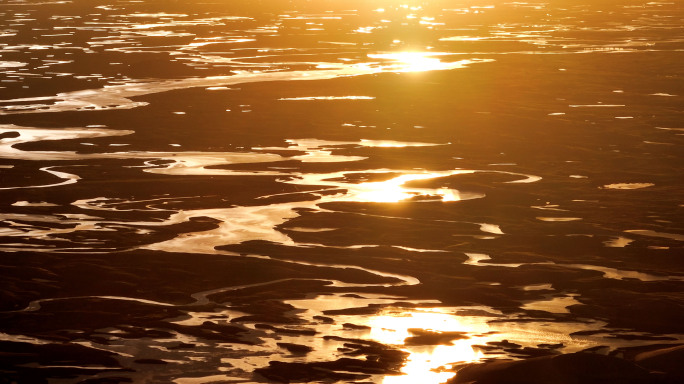 落日余晖下的河流湖泊 雅鲁藏布江