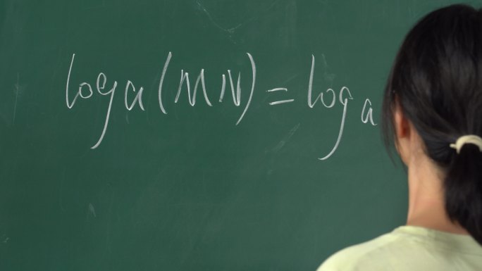 黑板上粉笔写数学公式