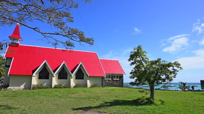 红色屋顶的教堂