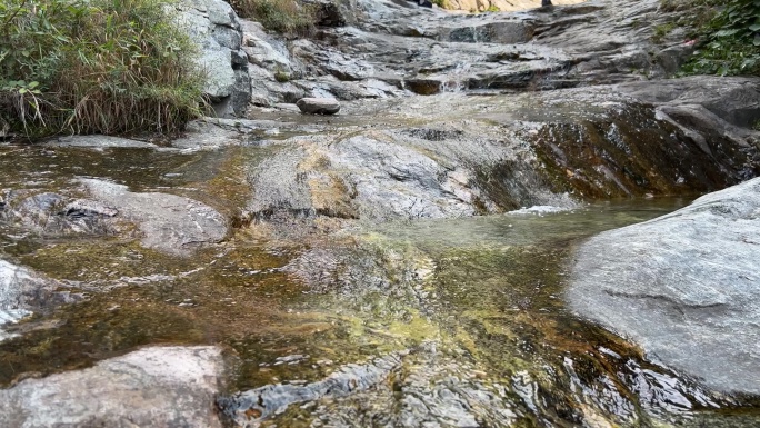 山间小溪在山谷乱石中流淌水花