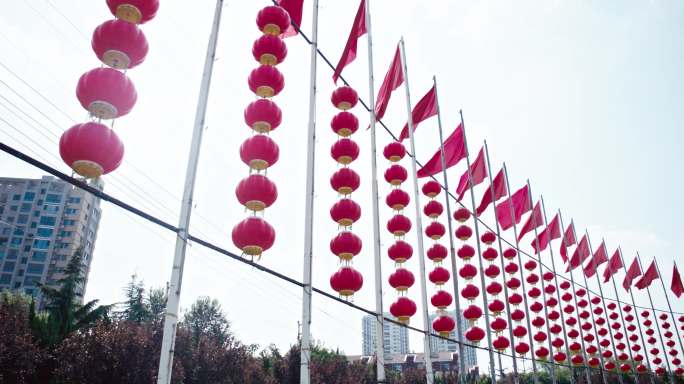 红色灯笼与国旗