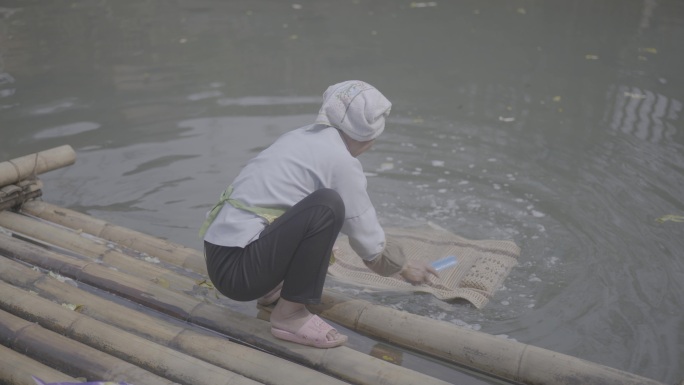 云南少数民族河畔洗衣洗头