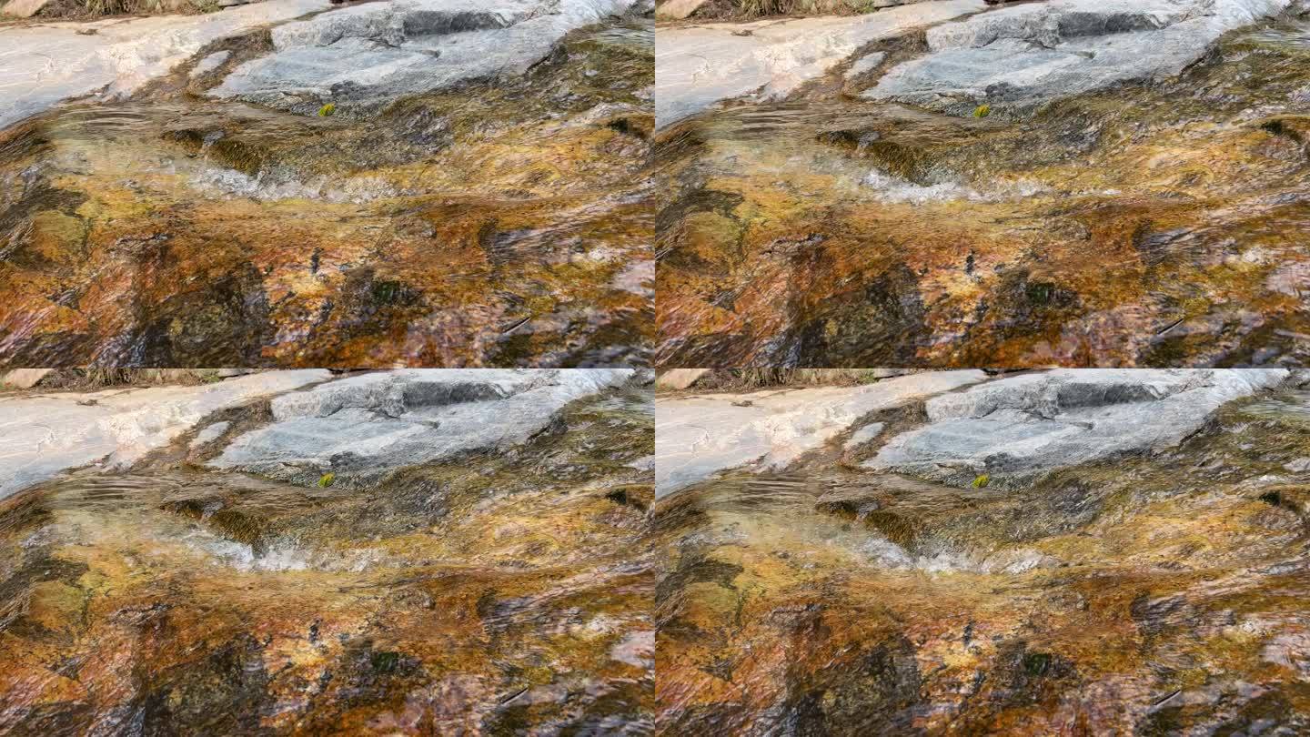 溪水在斑斓的石头上流淌