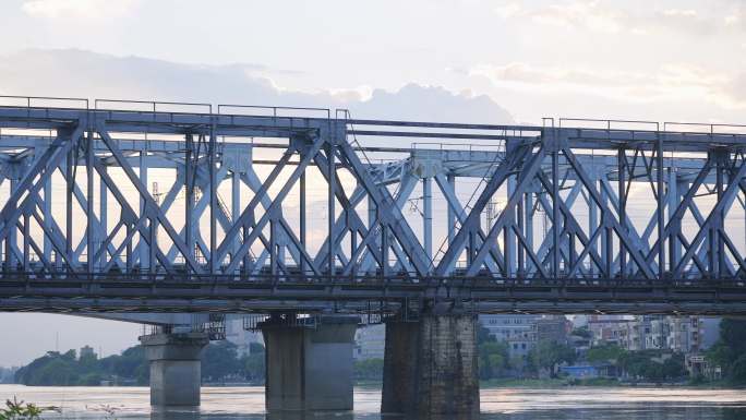 4K航拍高铁和谐号驶过江上大桥