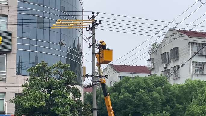 电力工程抢修高空带电作业登高车实拍原素材