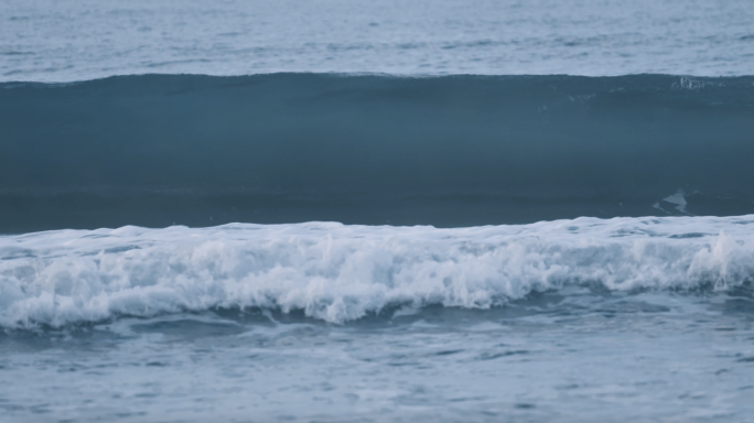 海浪翻滚浪花飞溅