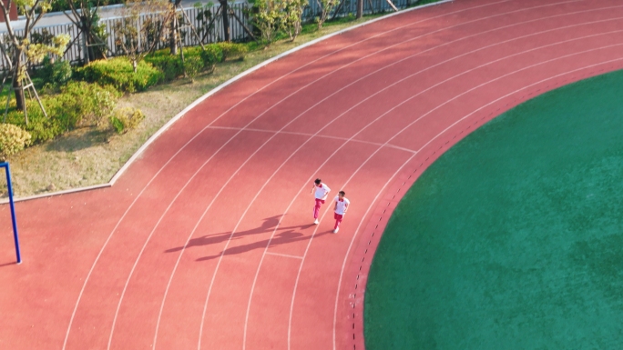 学生跑步学校中学学校操场教学楼