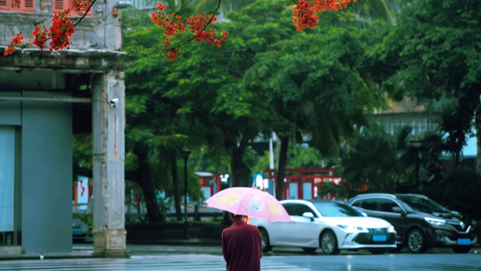 城市下雨行人暴雨大雨下雨城市行人暴雨