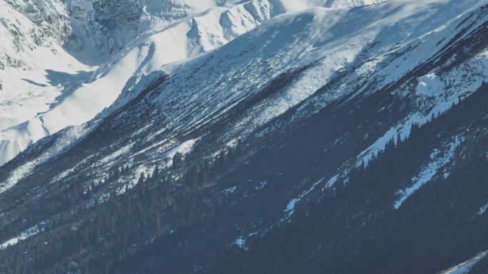 航拍西藏昌都然乌湖旁的雪山