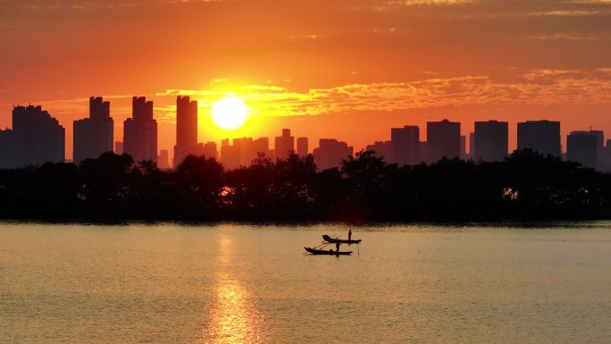 武汉汤逊湖日落夕阳晚霞两艘小船泛舟垂钓3